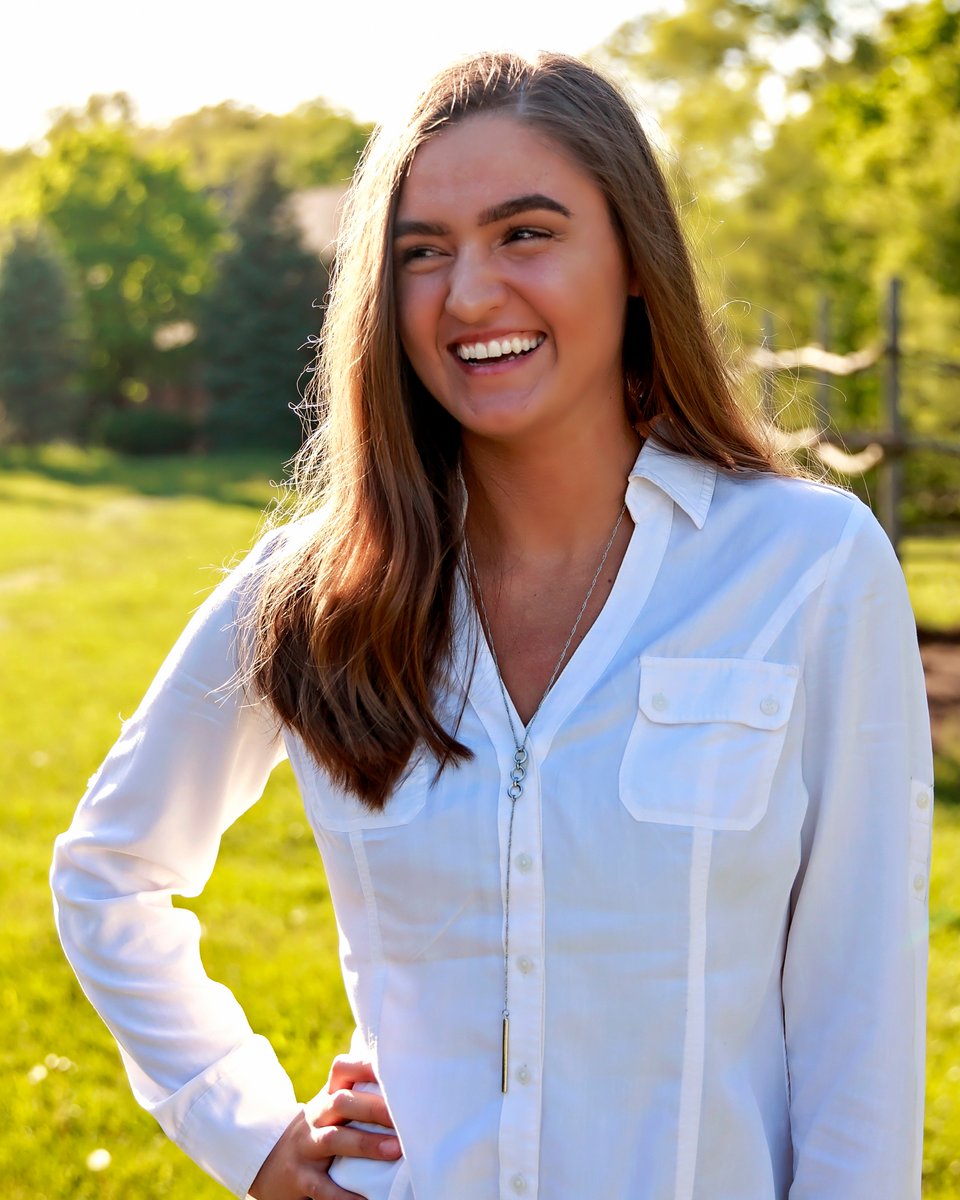 Debography's tweet photo. Sneak peek of one of my favorite girls! I've known her forever and am so happy to see the beautiful young woman she's become! I know that she is going to go places! #Debography #Seniors2018 #GradFun #BringontheSummer https://t.co/99TvgHtIpU