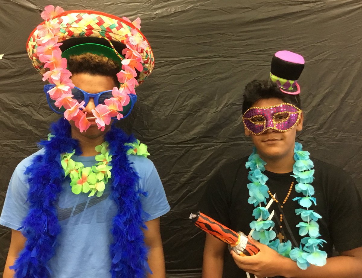 emiliarachel89's tweet photo. 5th hour men definitely win the award for most photo props used 😂@WRidgeMS #EngagingSs https://t.co/VDeat6AbPW