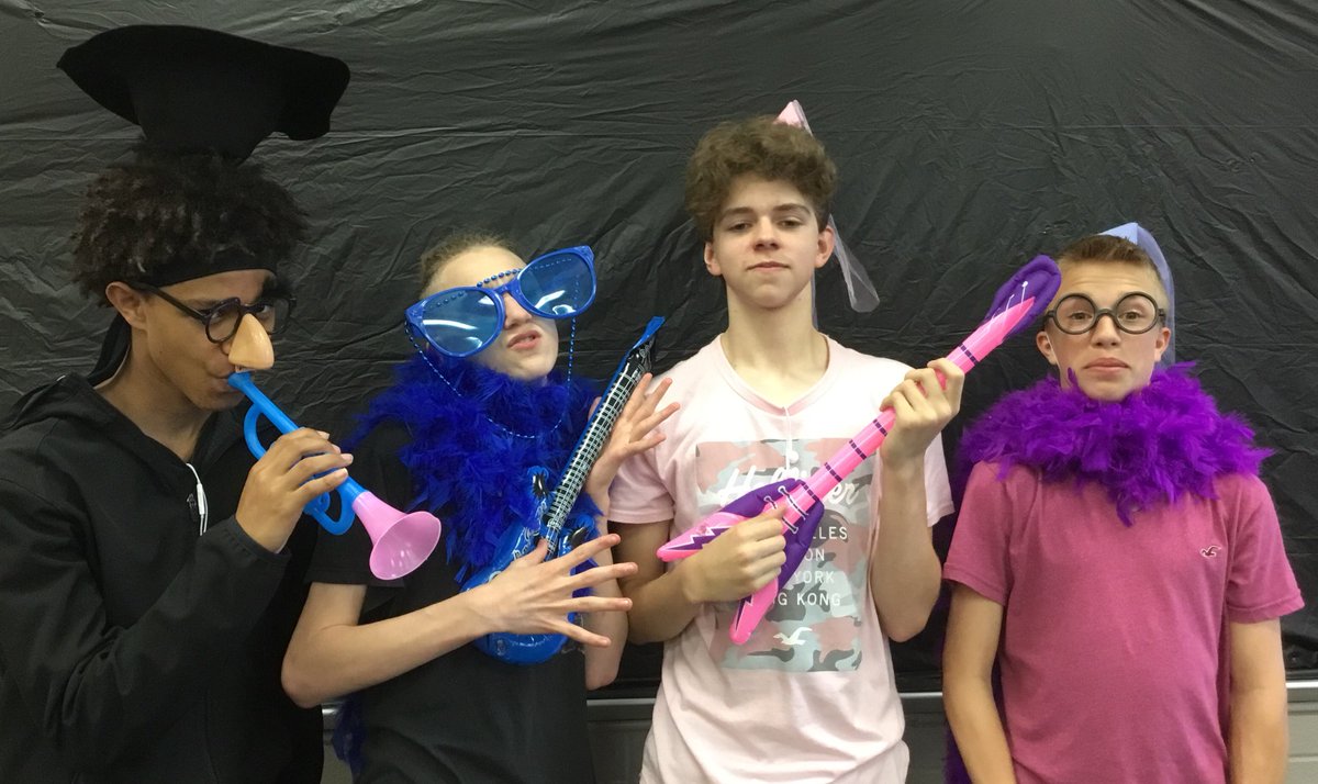 emiliarachel89's tweet photo. 5th hour men definitely win the award for most photo props used 😂@WRidgeMS #EngagingSs https://t.co/VDeat6AbPW