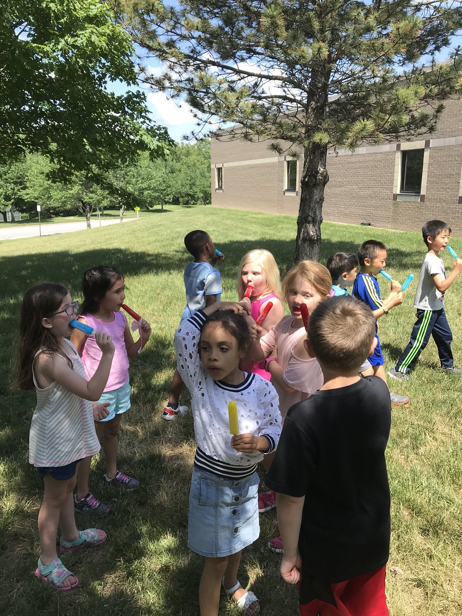 ReadingWithBird's tweet photo. Mrs. Nowlin’s class enjoying a popsicle party for returning ALL of their library books!! @bvlibraries @bvschools #oteconnect @ShellyNowlin https://t.co/tbdqdHSugO