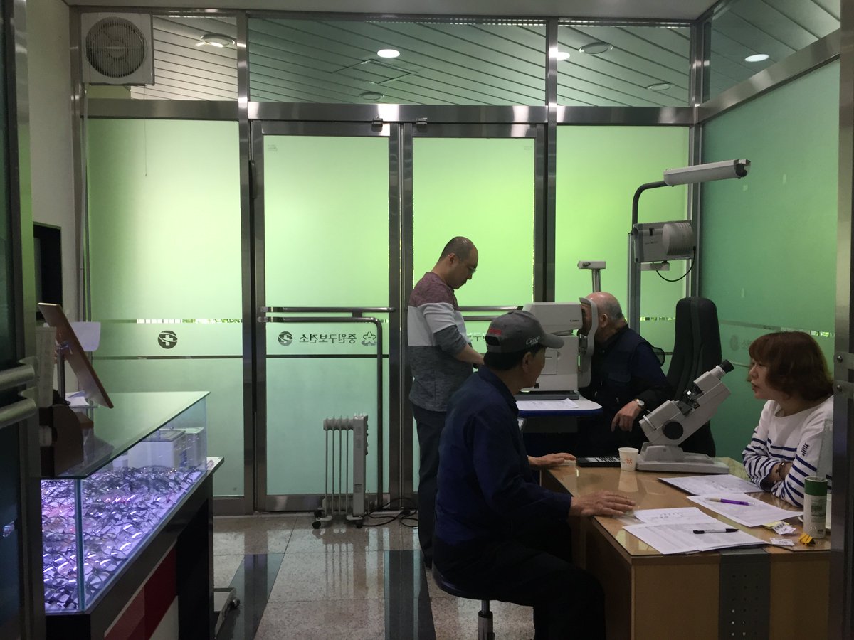 중원구보건소 1층 안경실에서 수급자 어르신들을 대상으로 시력검사와 맞춤안경을 제작해드리는 사랑의안경나눔사업을 진행하고 있습니다. #성남시 #중원구보건소 #사랑의안경나눔사업