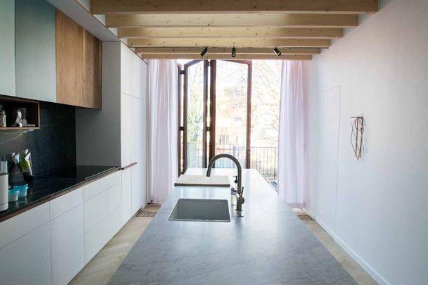 Renovatieverhaal: van klassieke, donkere rijwoning naar pittig huis vol licht ikgabouwen.knack.be/bouwen-renovat…