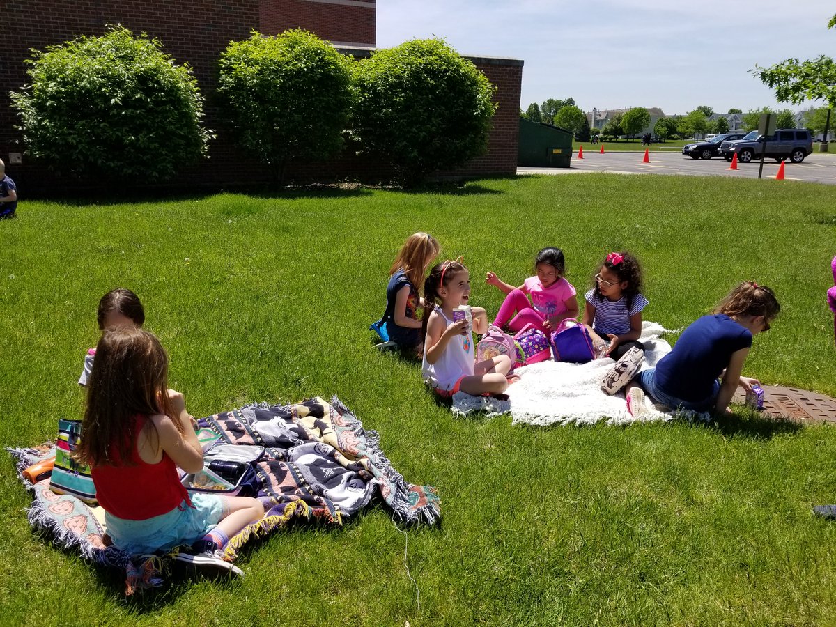 SusanBird21's tweet photo. More fun! We earned a picnic lunch with other 1st grade classes! #kme302 #Kanelandpride https://t.co/61EH3SJvkO