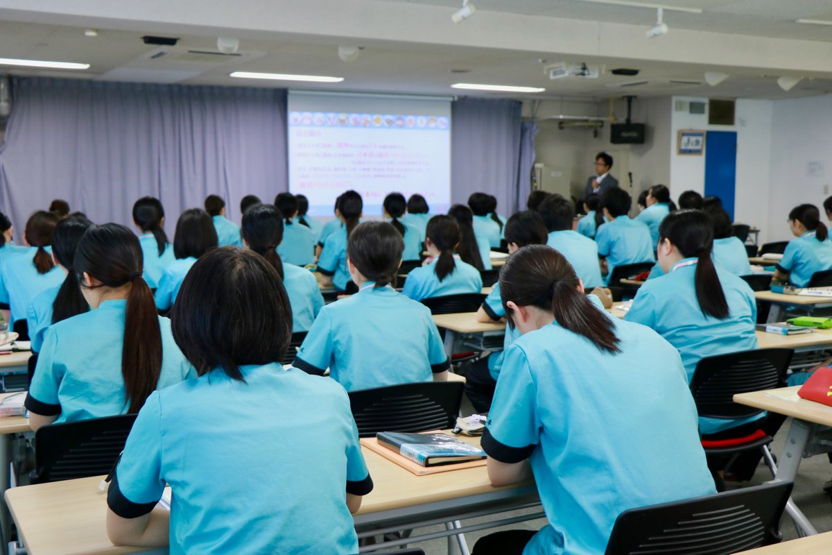 Yic京都ペット総合専門学校 皆さん こんにちは 本日 大型総合ペット ショップ店舗を西日本を中心に店舗展開されておられる株式会社ひごペットフレンドリーより採用部長様にお越しいただき 企業理念や会社の取組みや主な業務についてご紹介いただくとともに