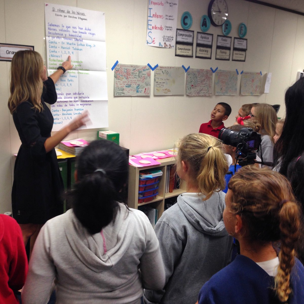 cdaquanni's tweet photo. Third grade two-way immersion students chanting high academic language in Spanish while marching and oxygenating their brains! 🧠 #duallanguagechat #oxygenation @BeGladTraining @srarettele https://t.co/0YAwijOpk5