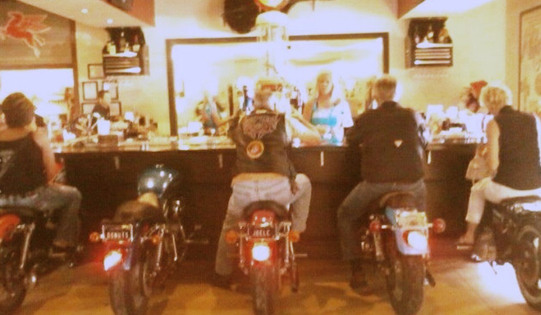 riderkk1's tweet photo. #ridersbar
#ライダースバー
#ライダースカフェ
画像はBARですが、こんなカフェがあったら1度は行きたいなぁ、、、 https://t.co/MJEyy7jeFL