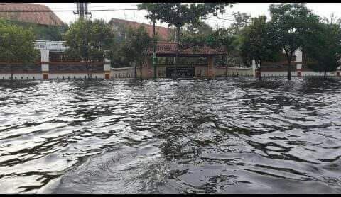 TeropongBatang's tweet photo. Saat ini area Pekalongan utara masih terendam banjir. Semoga segera surut🙏🏻 https://t.co/7XDZI4p59o