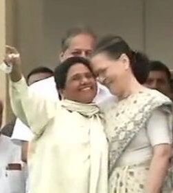MrVJ_hello's tweet photo. Sonia: Meri pyari Maya
Maya: Ji boliye Italy ki Chaaya
Sonia: Mujhe UP mein bacha le!
Maya: UP mein mujhe khud khatra hai, thu pehle yeh jaanle!😂
#ModiVsAllin2019
@burnolwali @priyaakulkarni2 @Priyavarrier08 @hsurabhir @HittsVora @richabpl @KalpanaSubrama5 @GitaSKapoor https://t.co/6ZFEtPGz89