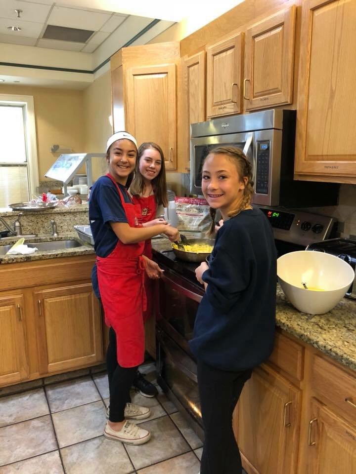 ChagrinClub's tweet photo. Thanks to this group of seventh graders from Chagrin Falls Middle School this past Sunday #cfevs #realizeu #cookserveclean https://t.co/LoSpB1kk5l
