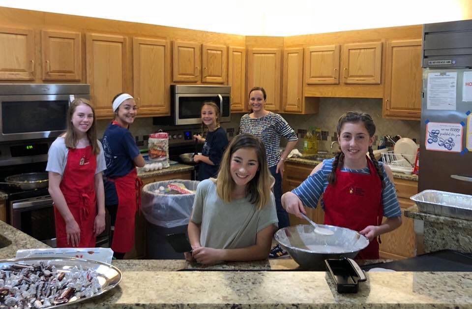 ChagrinClub's tweet photo. Thanks to this group of seventh graders from Chagrin Falls Middle School this past Sunday #cfevs #realizeu #cookserveclean https://t.co/LoSpB1kk5l