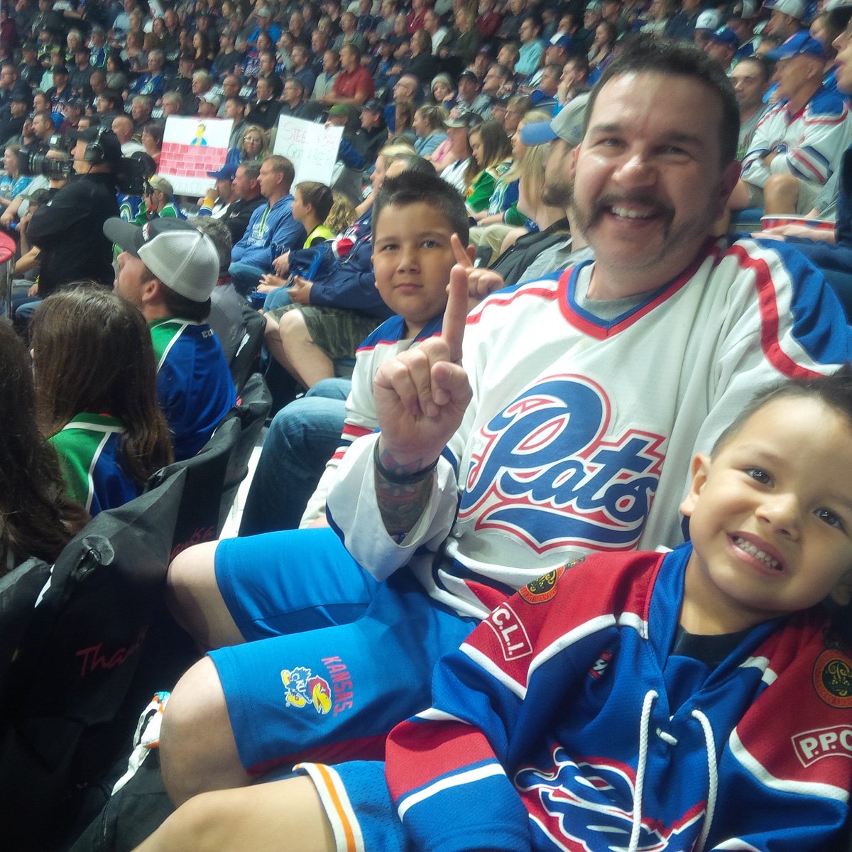 Big_G_09's tweet photo. #BullsClub 🐂 boys said I had no choice 😅 We're backing @WHLPats tonight #SCvsREG #WHL #MMC100 https://t.co/fJ3xiRM27d