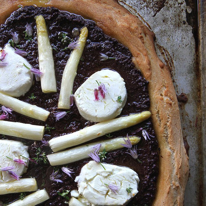 Foodeliciousnl's tweet photo. Zin in iets anders?? Maak deze spannende pizza met zwarte olijven tapende, zachte geitenkaas en witte asperges! Maak af met verse tijm, een scheutje truffel olie een een snufje falksalt! #olijventapenade #geitenkaas #truffelolie #falksalt #wijhebbenhet #foodelicious https://t.co/I1TSc98qka