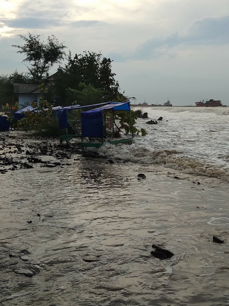 TeropongBatang's tweet photo. Kondisi pantai Sigandu Batang, morak-marik akibat gelombang tinggi. Tetap waspada 🙏🏻 https://t.co/LBcWxBvGfC