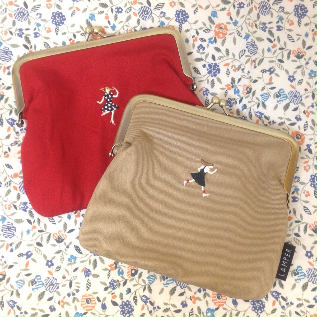 文具と雑貨の店 トナリノ 良いお天気ですね O O 今週は人気商品がいろいろ再入荷しました 刺繍のワンポイントがかわいい がま口ポーチ こちらも再入荷です 口がパカっと大きく開くので中のものが見やすく取り出しやすいです コスメやicカードなどの