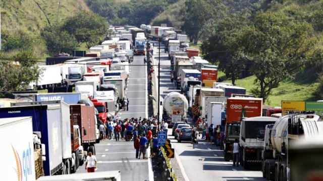 Resultado de imagem para greve dos caminhoneiros hoje