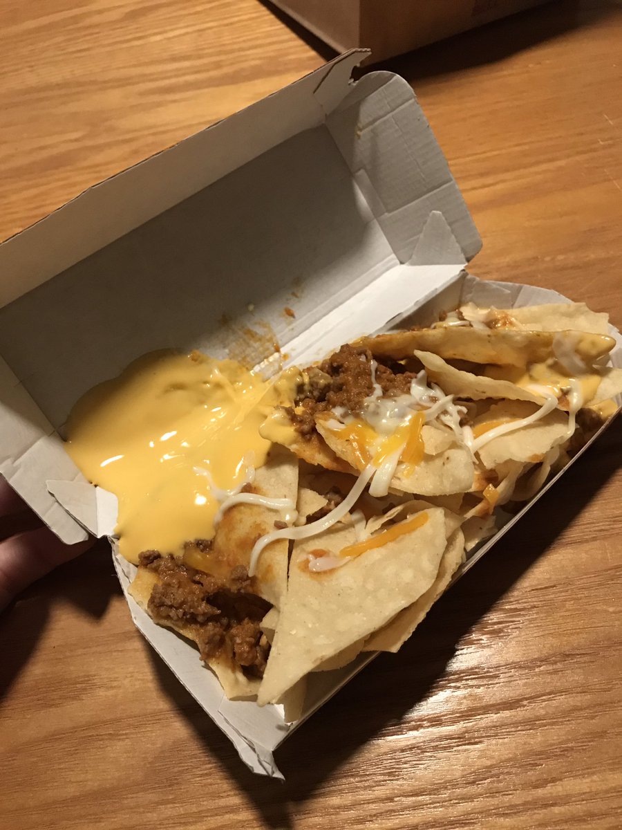 EmmaleighBailey's tweet photo. @tacobell is this how you serve food to guest? Because this looks like crap. #alliwantedwassomenachosdang https://t.co/m6WBbBlNTF