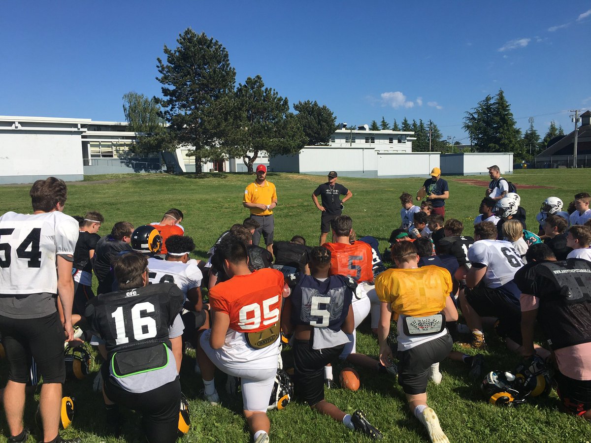 CarrenLD's tweet photo. A huge shoutout to #coachBechmanis @Queens_Football for coming out to @MtDougFootball @mtdougrams @BCHSFB such a great opportunity for our players! https://t.co/9gSCrigxKe