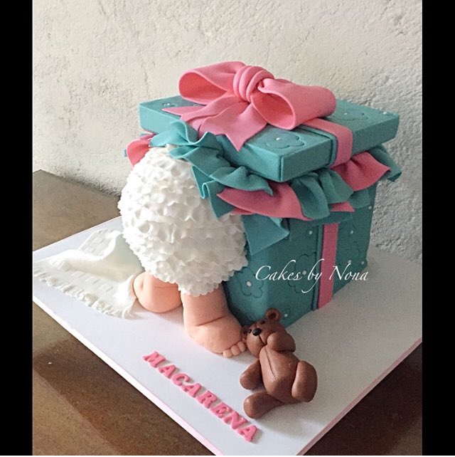 Cakesbynona's tweet photo. Gift box / Baby peeking into it baby shower cake #babyshower #babyshowercake #babybutt #babybuttcake #giftboxcake #cake #cakesbynona #cakesbynonamex #customcakes #cakedesign #cakedecorating https://t.co/3Umuc7fmF4