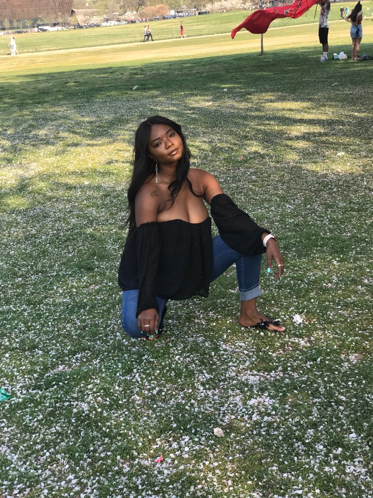 bblackgoldd's tweet photo. The hashtag should be #bigtittietwitter but I'ma chill ๐ #BigBreastsTwitter #bigforeheadtwitter #bigegotwitter https://t.co/soBVeo08AA