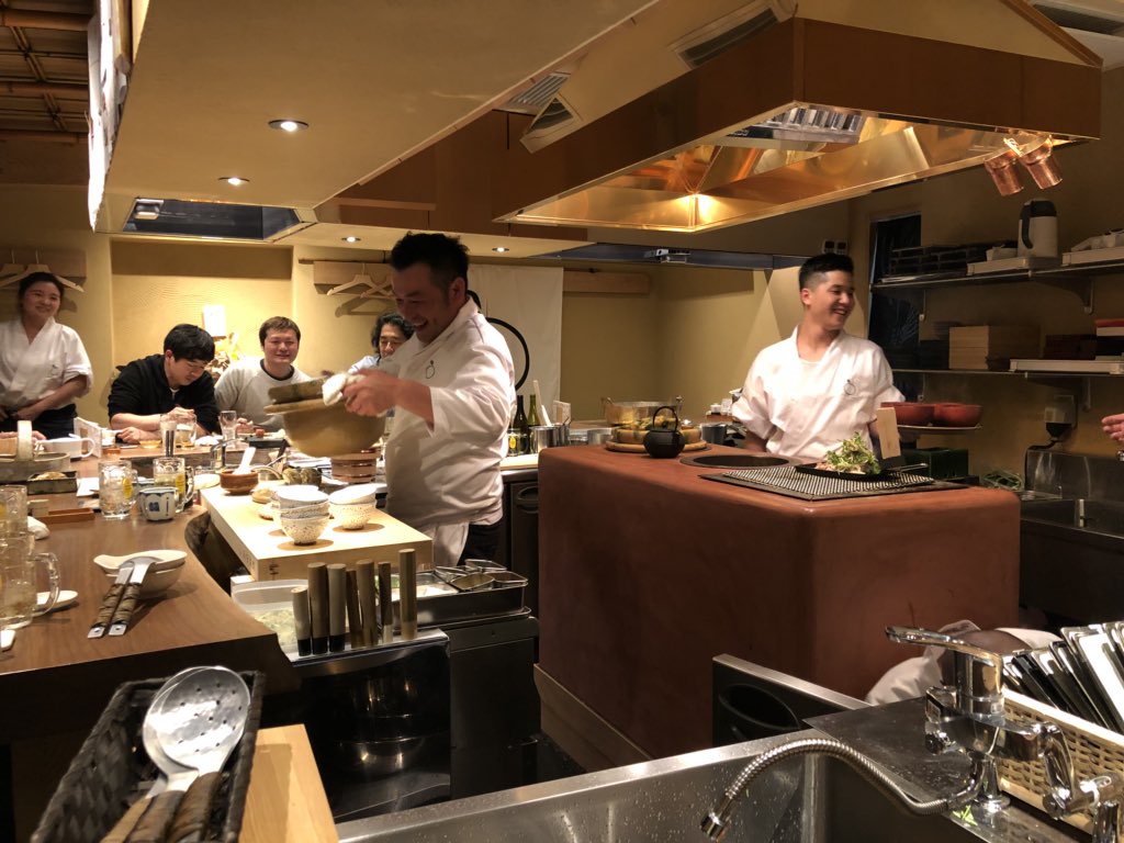 山路力也 昨夜は22日にオープンしたばかりの赤坂こみかん 赤坂へ 藁焼みかん 春吉待望の２号店 鍬焼きと天ぷらの楽しく美味しいお店でした おくどさんで炊いた炊き立てご飯も美味かった これはまた流行りそう T Co Kwvx6dtj6n Twitter