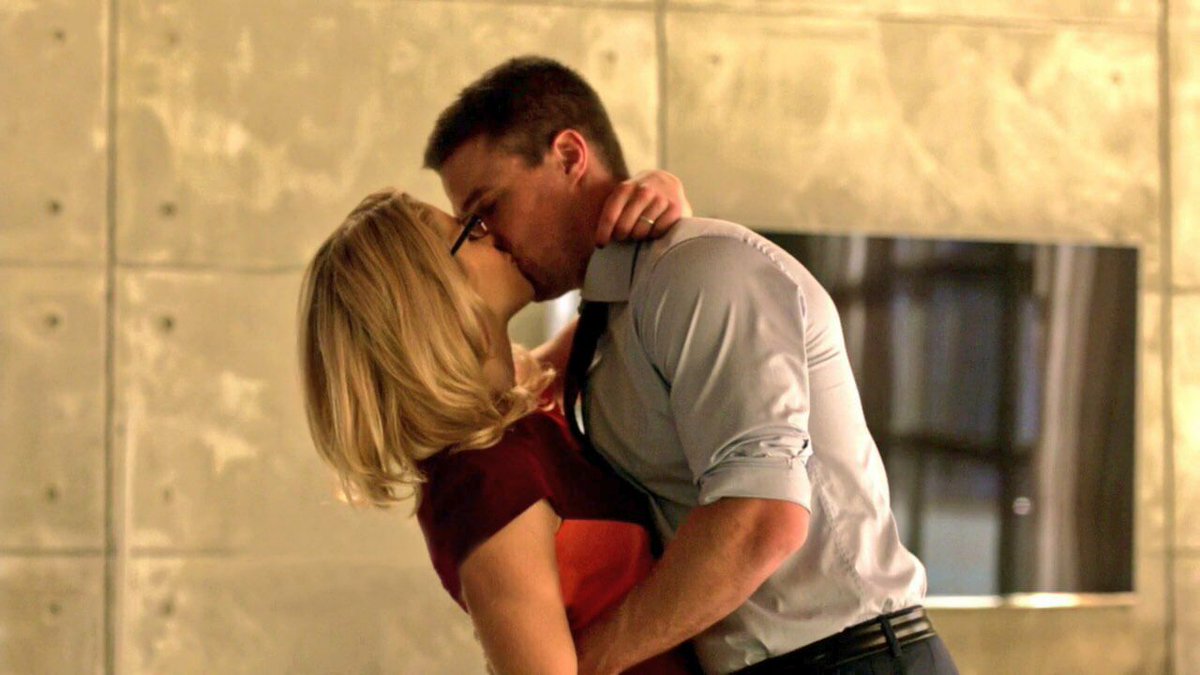 EmiBettRickards's tweet image. Meaning of Acronym OTP is simple

One
True
Pairing

That is, a relationship of true love, so there is an alliance of reciprocal love. In Portuguese we call a casal, in Spanish we call a pareja, and in English we call #Olicity.