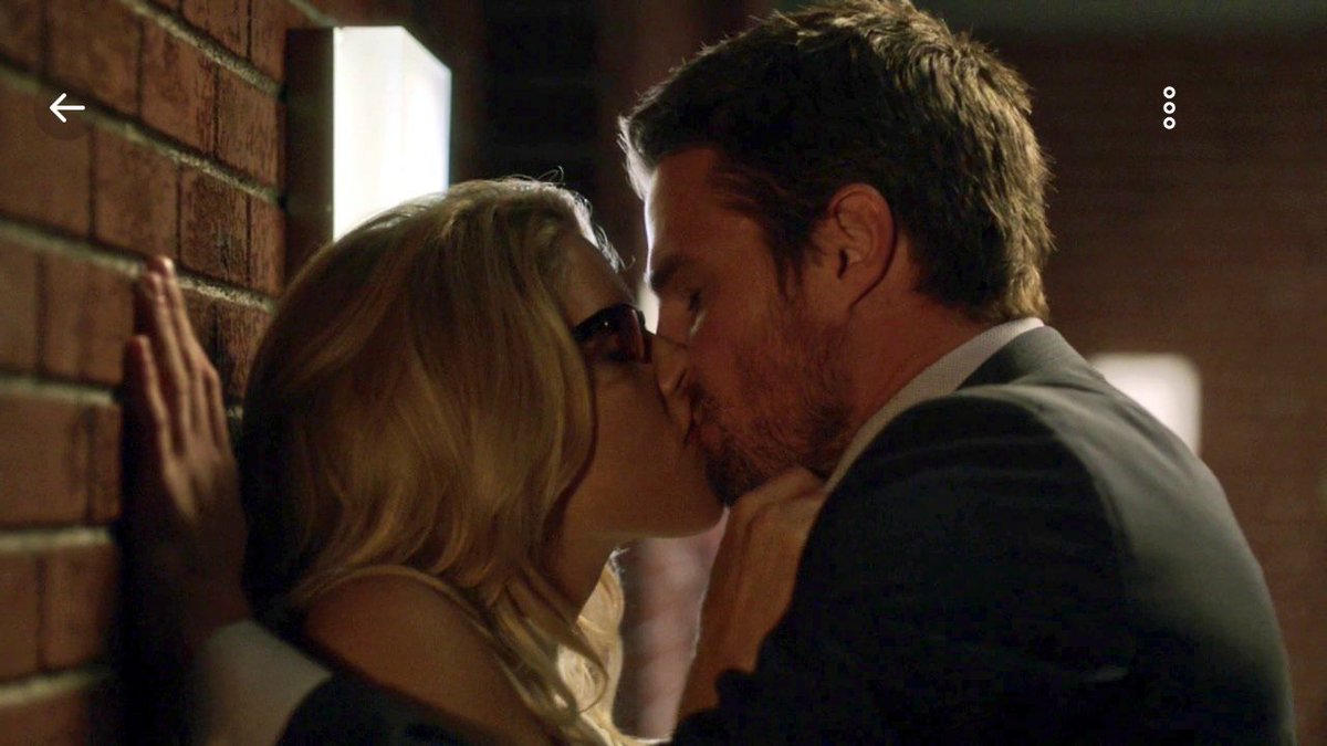 EmiBettRickards's tweet image. Meaning of Acronym OTP is simple

One
True
Pairing

That is, a relationship of true love, so there is an alliance of reciprocal love. In Portuguese we call a casal, in Spanish we call a pareja, and in English we call #Olicity.