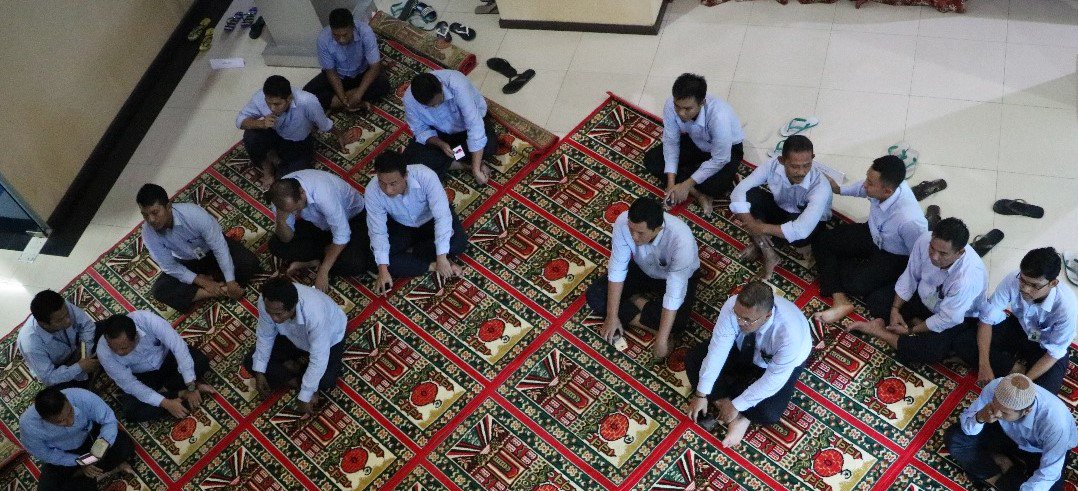 bckalbagtim's tweet photo. Merajut Mahabbah di Bulan Rahmah
Buka Puasa Bersama Kanwil DJBC Kalimantan Bagian Timur
.
“Bagi orang yang melaksanakan puasa ada dua kebahagiaan; kebahagiaan ketika berbuka, dan kebahagiaan ketika bertemu dengan Rabbnya.” (muttafaq ‘alaihi)
.
#bckalbagtim
#happybreakfasting https://t.co/cCU7GHhlBh