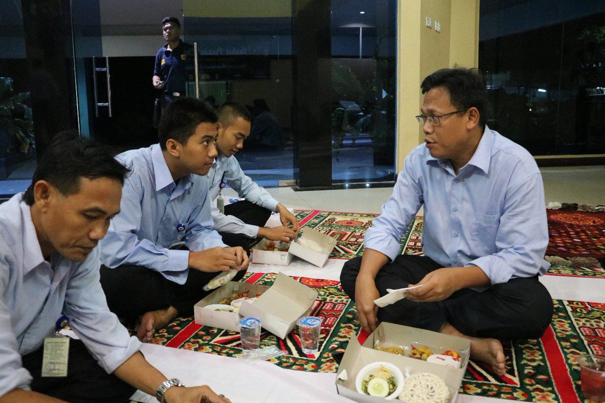 bckalbagtim's tweet photo. Merajut Mahabbah di Bulan Rahmah
Buka Puasa Bersama Kanwil DJBC Kalimantan Bagian Timur
.
“Bagi orang yang melaksanakan puasa ada dua kebahagiaan; kebahagiaan ketika berbuka, dan kebahagiaan ketika bertemu dengan Rabbnya.” (muttafaq ‘alaihi)
.
#bckalbagtim
#happybreakfasting https://t.co/cCU7GHhlBh