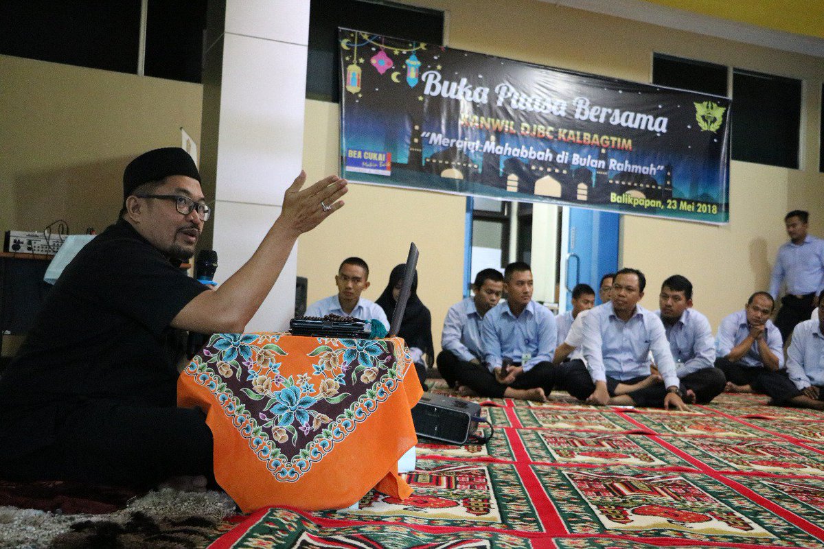 bckalbagtim's tweet photo. Merajut Mahabbah di Bulan Rahmah
Buka Puasa Bersama Kanwil DJBC Kalimantan Bagian Timur
.
“Bagi orang yang melaksanakan puasa ada dua kebahagiaan; kebahagiaan ketika berbuka, dan kebahagiaan ketika bertemu dengan Rabbnya.” (muttafaq ‘alaihi)
.
#bckalbagtim
#happybreakfasting https://t.co/cCU7GHhlBh