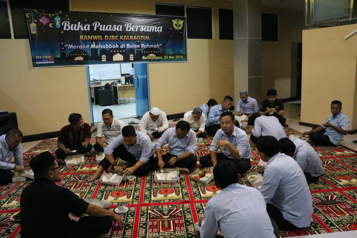 bckalbagtim's tweet photo. Merajut Mahabbah di Bulan Rahmah
Buka Puasa Bersama Kanwil DJBC Kalimantan Bagian Timur
.
“Bagi orang yang melaksanakan puasa ada dua kebahagiaan; kebahagiaan ketika berbuka, dan kebahagiaan ketika bertemu dengan Rabbnya.” (muttafaq ‘alaihi)
.
#bckalbagtim
#happybreakfasting https://t.co/cCU7GHhlBh