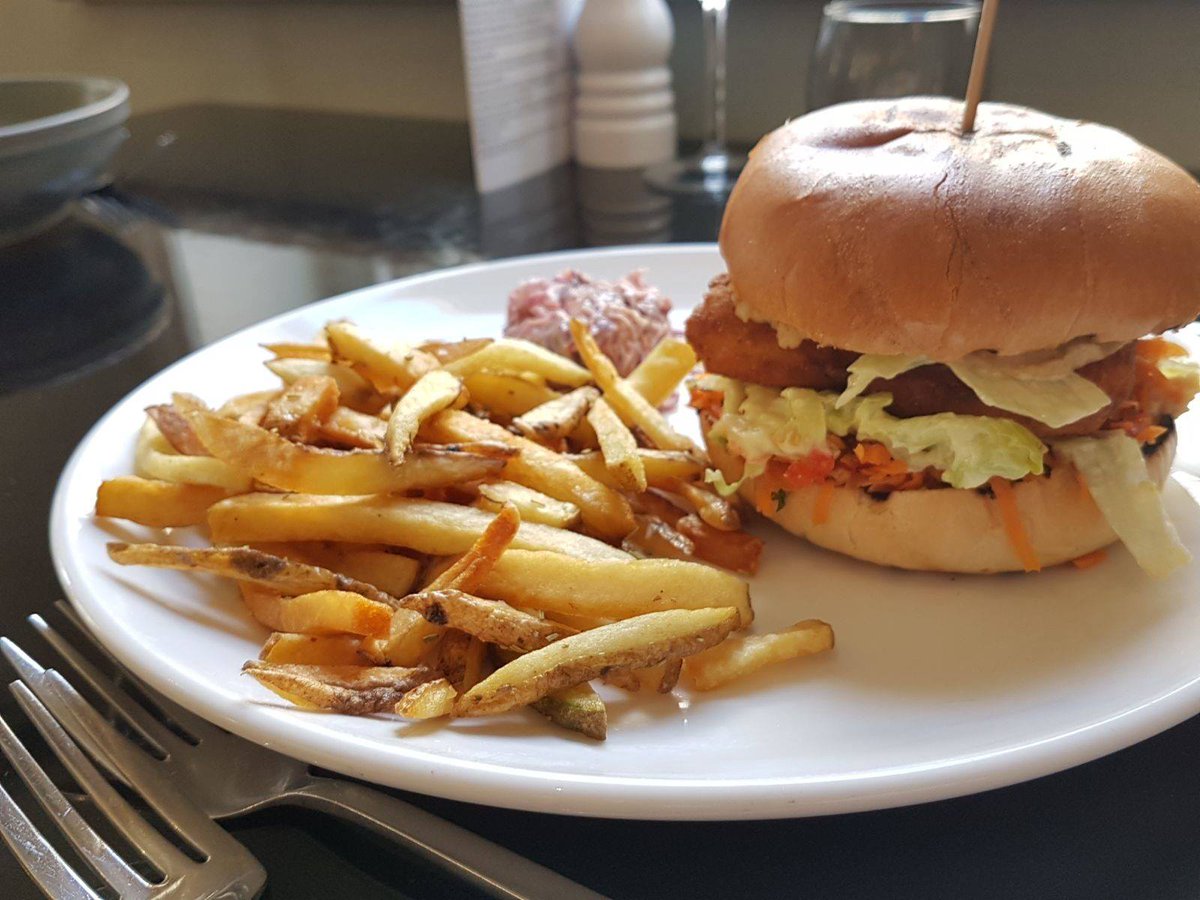 SuffFoodTrails's tweet photo. The @woodbridgecrown have themed their set menu to #vegetarian! With dishes such as halloumi veggie burger and orzo pasta salad, you'll struggle to find such delicious offering for vegetarians at many other places! > https://t.co/5EFCadDQeu https://t.co/1gCtPkbAoY