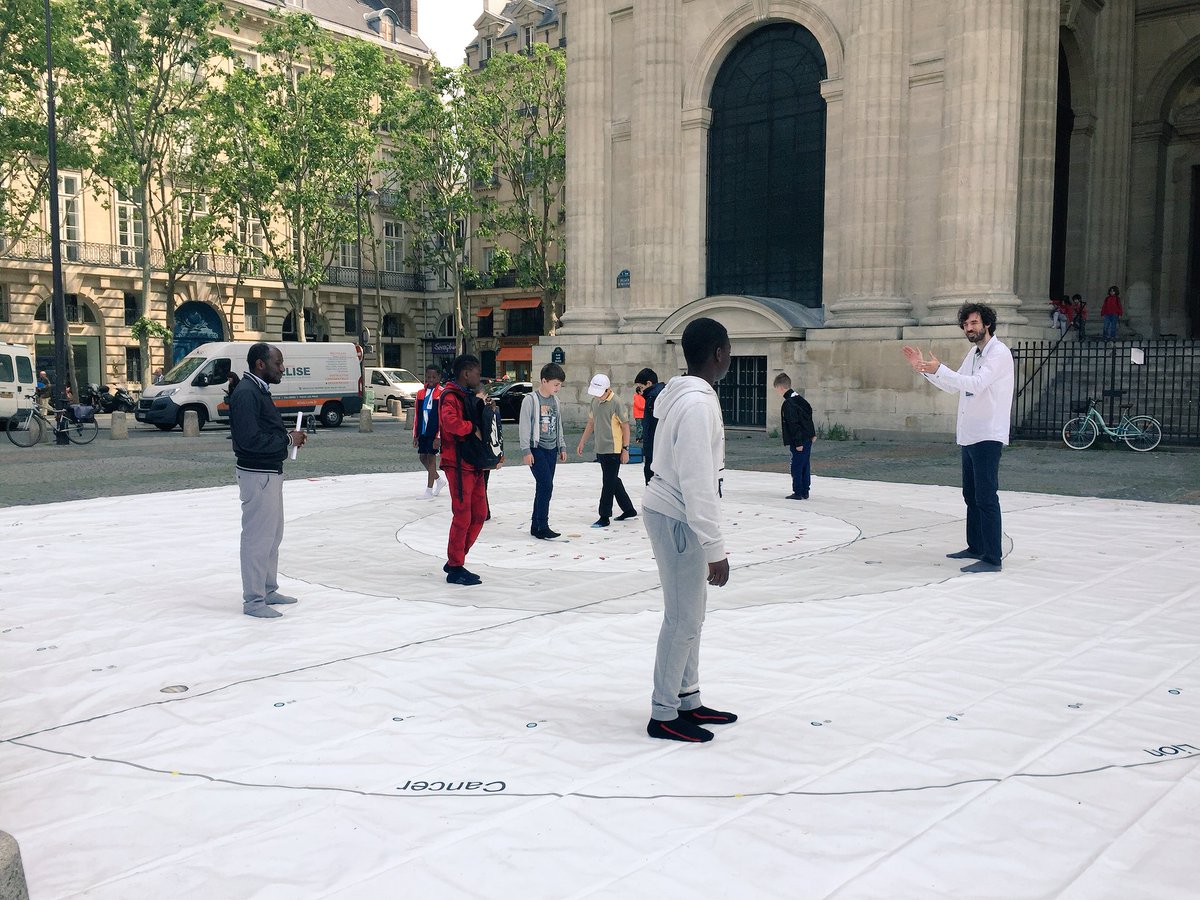 MarcelChaton's tweet photo. Tout est #mouvement pour le 19e salon culture &amp; @jeuxmaths ! Avec le planétaire, la #MediationScientifique se fait par le « faire sentir » pour comprendre le déplacement des #planètes. #kinesthésique https://t.co/DzJYck0LwQ