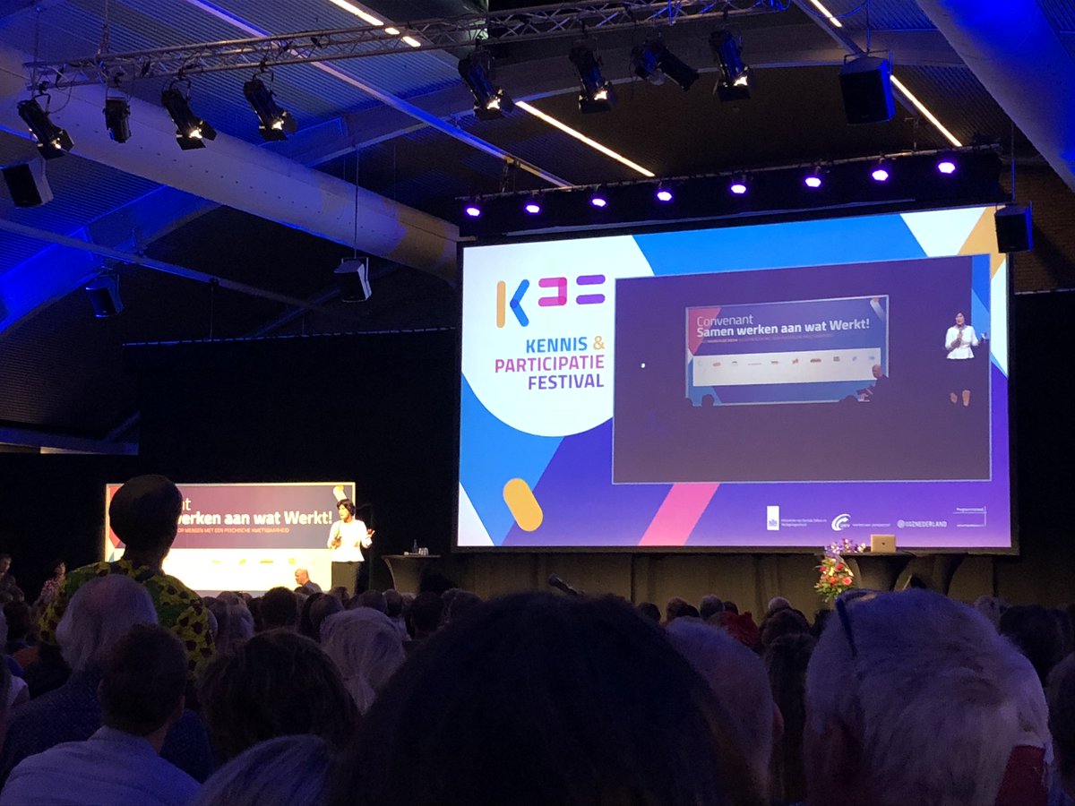 fannymustamu's tweet photo. Convenant ondertekening op het #kennis en #participatie #festival ‘naar duurzaam werk voor mensen met een psychische kwetsbaarheid’ @Kwintesggz @federatieopvang @MinisterieSZW #ministerieVWS #700 #deelnemers #’sHertogenbosch https://t.co/NfLqDINJcN