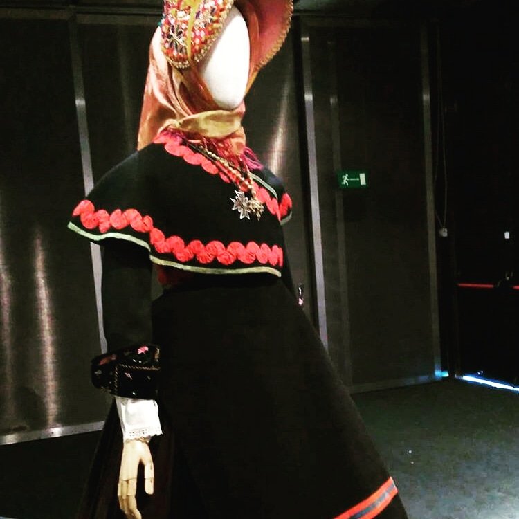 Anapotamo's tweet photo. Exposición en el Museo del Traje Cipe de Madrid https://t.co/FYtWHzYibI