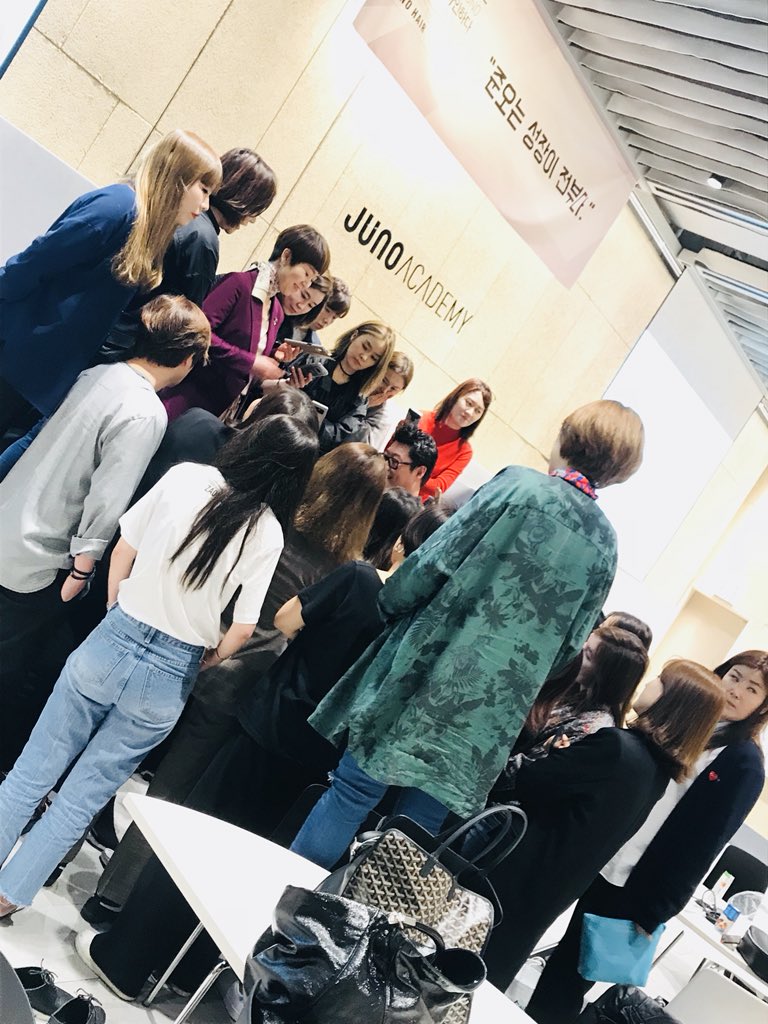 SARA_MINA1981's tweet photo. 韓国でヘアループのセミナー
やってます！！！！なぅ

#SARA
#SARA古賀
#ヘアループ
#韓国 https://t.co/Tvabo1AFKh