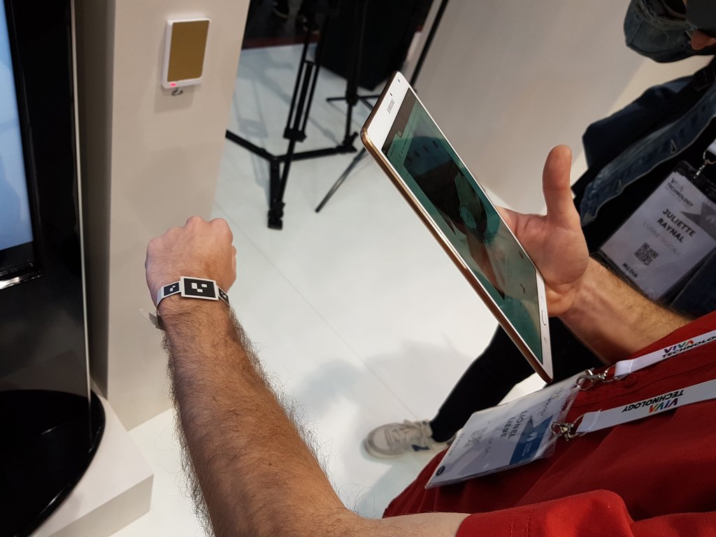 CatherineMoal's tweet photo. La montre #Baume visualisable sur votre poignet après l'avoir personnalisée #smartpixels #hapticmedia #VivaTech2018 https://t.co/VHP5OWg5sg