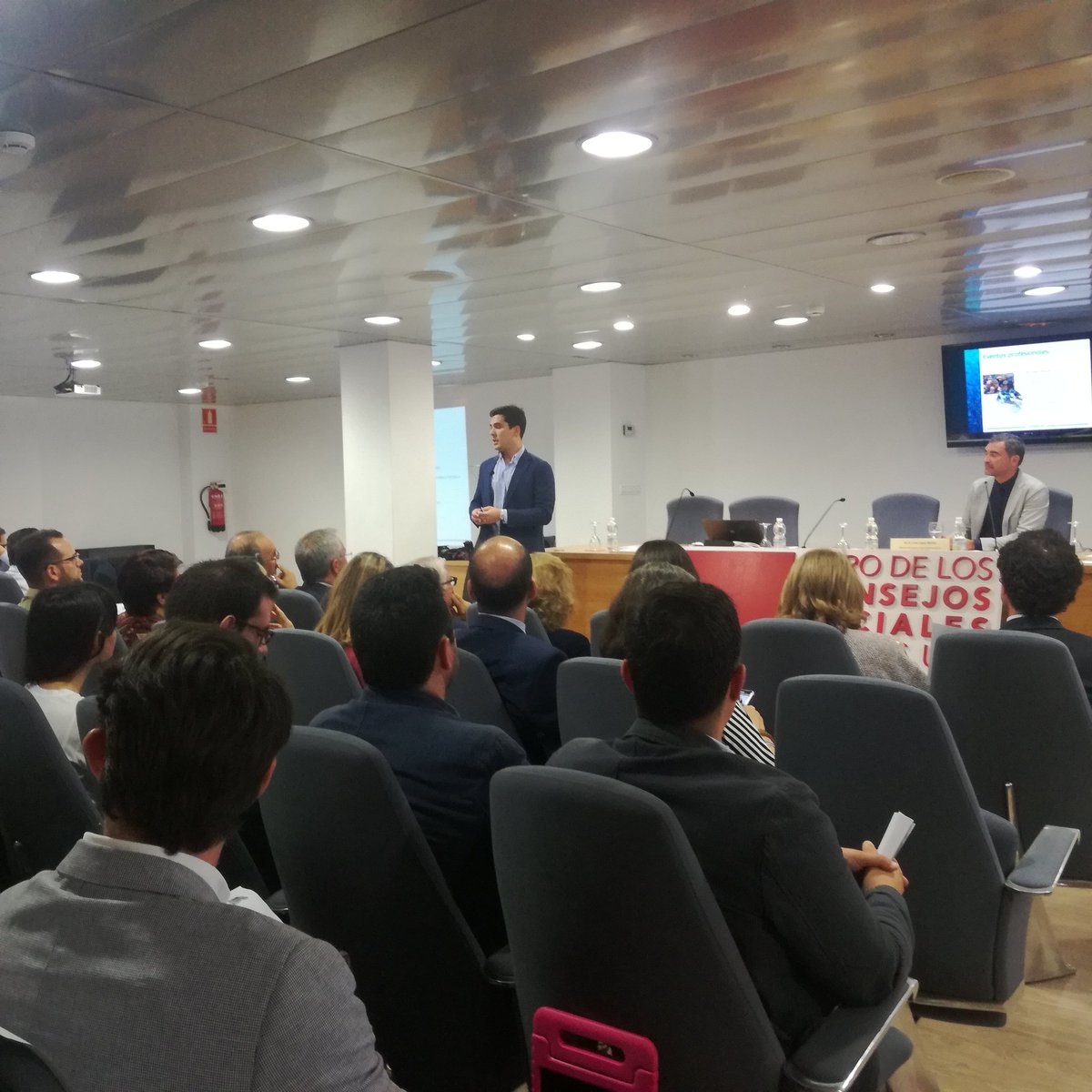 CSocialUCA's tweet photo. ✌️Damos comienzo a la presentación de proyectos #invierTLab. Ànimo emprendedores/as!!!💪 https://t.co/1qvH7nrvSc