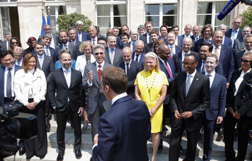 benoithamon's tweet photo. La crème de l'évasion fiscale était célébrée et déjeunait à l'Elysee. C'était #TechForGood. Avec ce gouvernement, on est jamais surpris, ce sont toujours les mêmes à qui on dresse la table et on sort l'argenterie. https://t.co/c6iFTpf40n