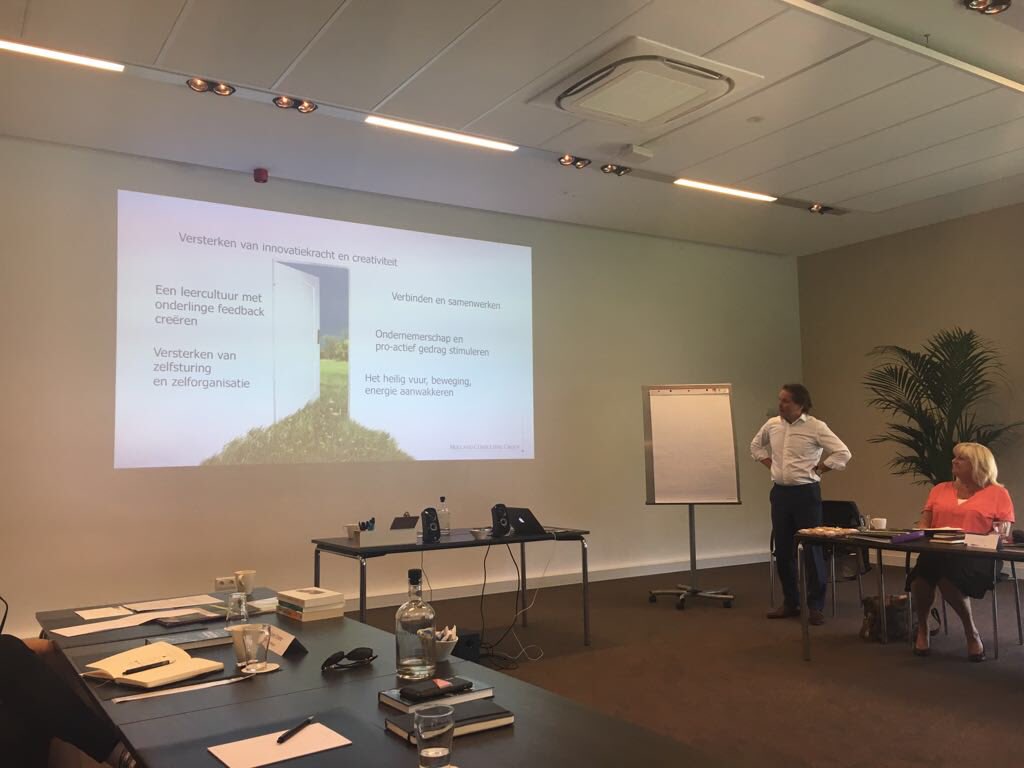 MetELLLA's tweet photo. ‘Vernieuwing vanuit energie’. Op deze zonnige dag vertelt @arendardon de deelnemers van de #topleergang hoe zij loskomen uit vastgeroeste werkwijzen en energie binnen een organisatie op gang brengen. https://t.co/Tpn8D1qY81