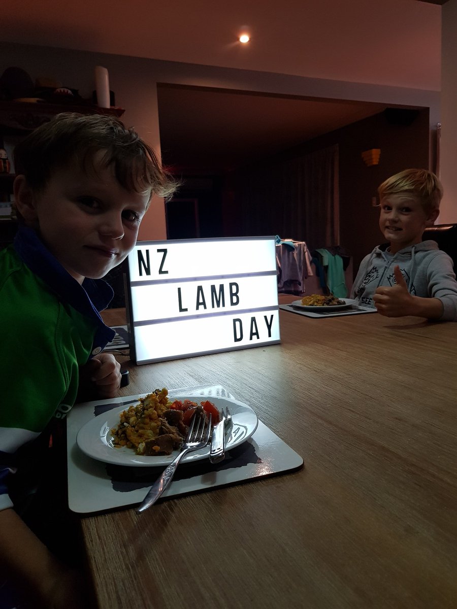 FiWindle's tweet image. Dinner a hit at our place tonight. Leg of lamb with smashed vege (kumara, broc, cauli) + feta, mint, garlic with warm tomato vinaigrette. Thanks for the inspo @nadialimchef @MyFoodBagNZ #NationalLambDay #WayToGrow #LiftYourLamb #NZLamb #CatsLoveLambToo #CatsOfTwitter