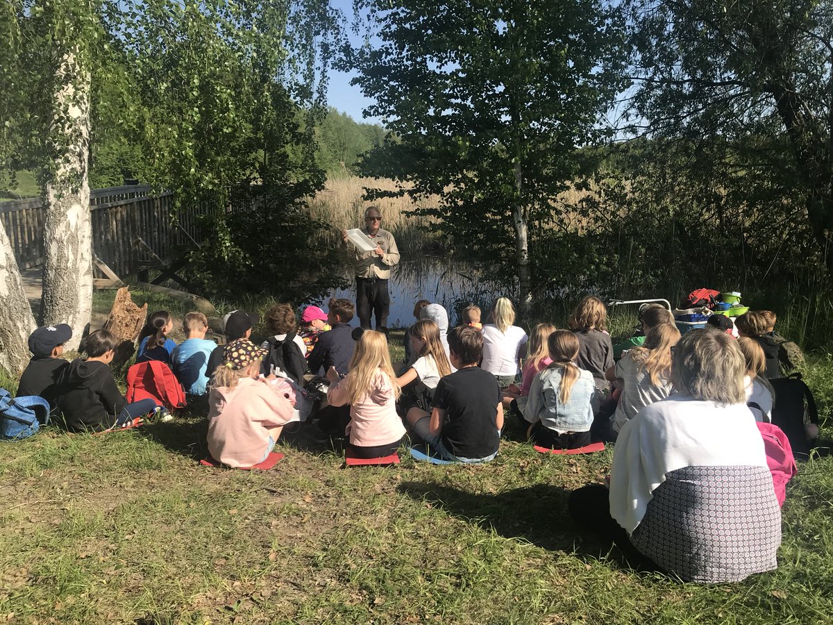 Jossanna's tweet photo. Dagens arbetsplats! Gunnar från #naturskolan håller ett dagspass om liv i vatten. #2brun lyssnar intresserat.#ravan https://t.co/8fMdmNHYkr