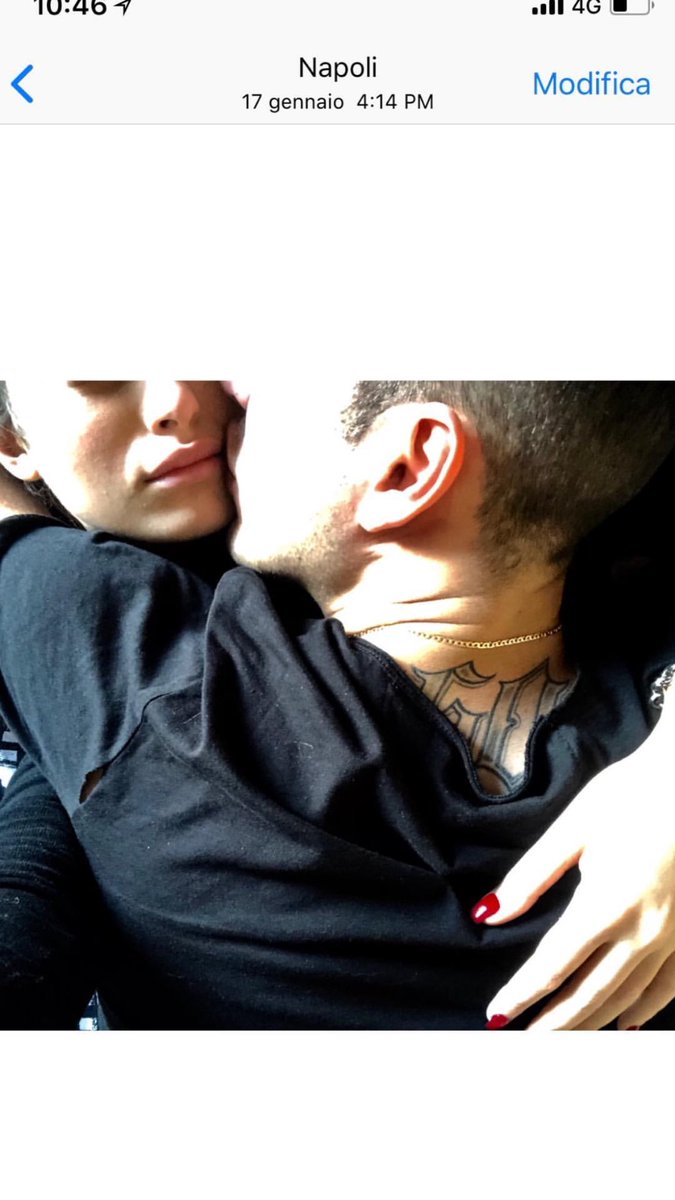 zia_gin's tweet photo. Nilufar avvistata con Lorenzo il 17 gennaio a Napoli (esterna andata in onda il 13 febbraio). Notare maglia, smalto, bracciale e trucco #uominiedonne https://t.co/dRu5IsVpic