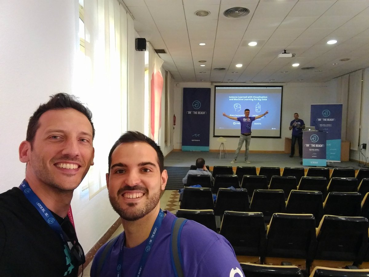 <a href="/DoFideas/">Álvaro Santamaría</a> (in the background saying hello 😎) is about to start his talk "Lessons Learned with Visualisation and Machine Learning for Big Data"! #JOTB2018