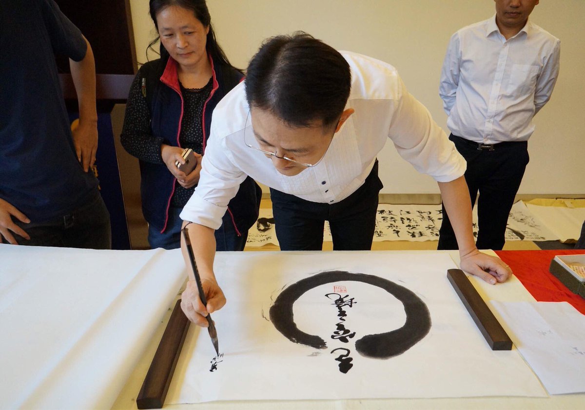 o_calligraphy's tweet photo. 應《深圳鴻海集團》之邀，作為主講嘉賓出席書法座談會，並即席揮毫，示範和講解如何創作。
#書法 #書法家 #calligrapher #王可書法 https://t.co/SiKspP1MTy