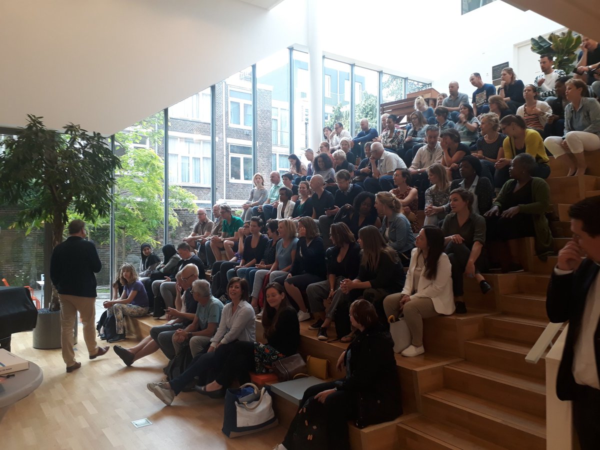 60 ambtenaren uit Rdam op bezoek bij <a href="/O3Rivierenbuurt/">Kindcentrum O3</a> <a href="/OnderwijsinDH/">OnderwijsinDenHaag</a> #glurenbijdeburen