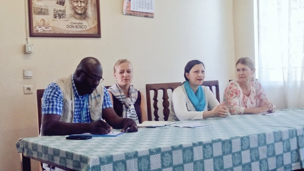 Kelbat_Pro's tweet photo. Après le centre #CAJED, Mme l'ambassadrice @GufranAlNadaf échange avec les jeunes du centre Don Bosco Ngangi à #Goma!!
@UNICEFDRC https://t.co/9rEeeyTf43