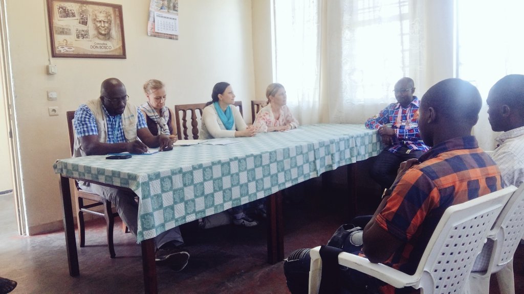 Kelbat_Pro's tweet photo. Après le centre #CAJED, Mme l'ambassadrice @GufranAlNadaf échange avec les jeunes du centre Don Bosco Ngangi à #Goma!!
@UNICEFDRC https://t.co/9rEeeyTf43
