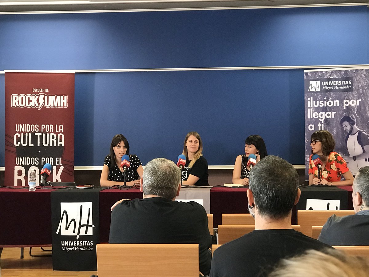 EmmaBevia's tweet photo. Almudena Palacios, Roc��o Saiz, Angie Capel y Mar Melero. Cuatro profesionales del mundo de la música. #PeriodismoyRockUMH https://t.co/eCwfOJ8vfQ