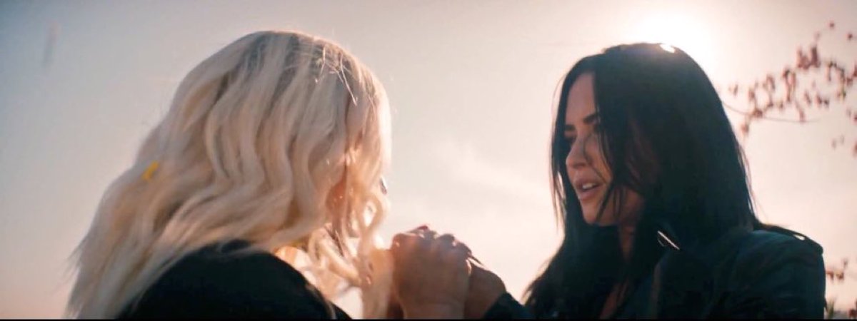 kimmylovato5's tweet photo. You got a right to speak ur mind this is such a powerful message thank you @ddlovato and #Xtina for blessing us with this positive message we love you #FallinLine #XtinaDemiVideo #XtinaDemiFallInLine @WriteOnMe7 @DiannaDeLaGarza https://t.co/cv5qBkI2fA