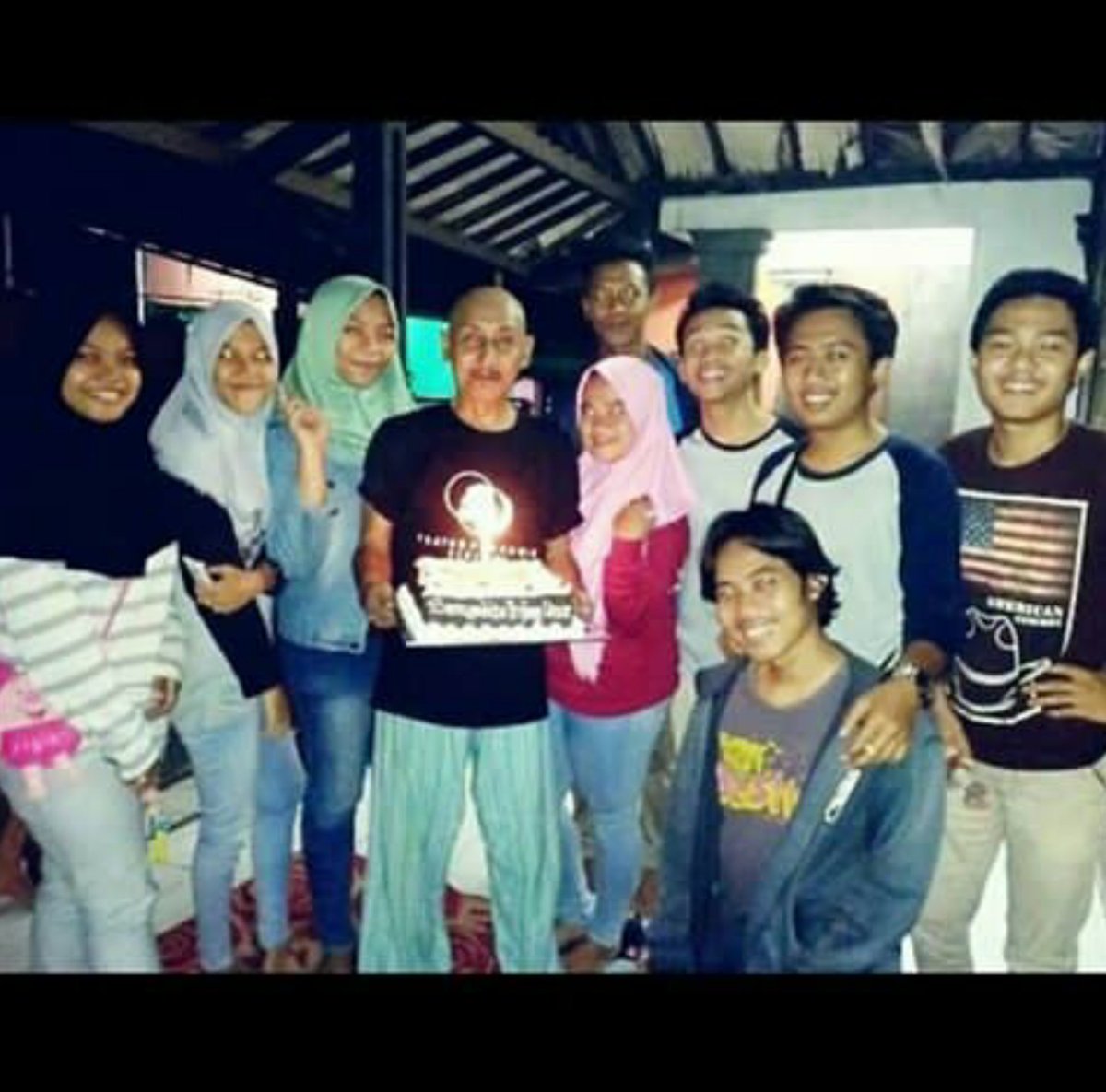 TeaterTaring's tweet photo. Terima kasih atas dedikasi yang begitu ikhlas
Terima kasih atas pelajaran hidup yang tak berbatas
Terima kasih atas seluruh tenagamu yang kau peras
Terima kasih telah sama-sama berjuang keras
Terima kasih atas canda tawa yang selalu membekas
Terima kasih, Om. https://t.co/9n4GwbG2jC